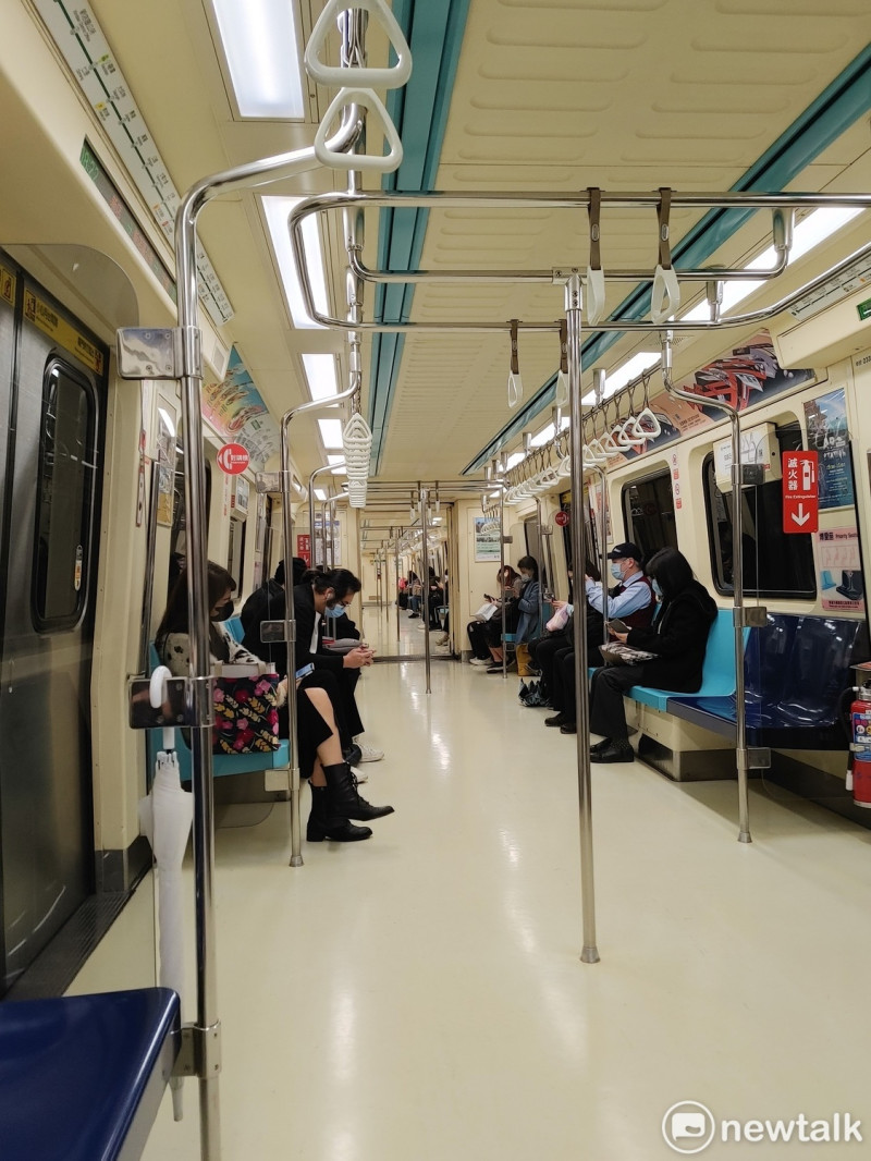 台北捷運春節期間將視人潮情形彈性調整班距，各主線平均班距約4至10分鐘，深夜時段平均班距則是12至15分鐘。   圖：林冠妤／攝