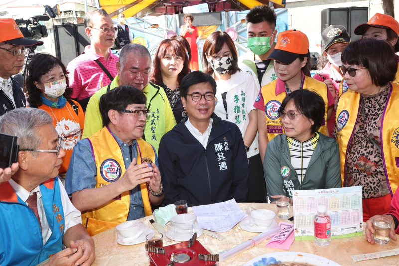 陳其邁(中)陪弱勢歲末圍爐。   圖：高雄市Abc獅子會/提供