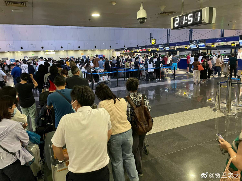 中國北京首都機場排起長隊。   圖:翻攝自微博