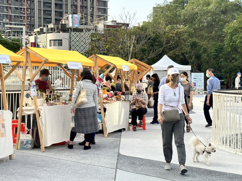 新北市政府推動「府中雙城」，人行環境改造最後一塊拼圖「府中廣場」於1月14日起正式啟用，工務局連續兩天辦理今年度第一場別開生面的「這髦有意思X府中市集」，揭開全年度府中雙城活動，以市集活動開箱清新舒適的地標空間。   圖：新北市工務局提供