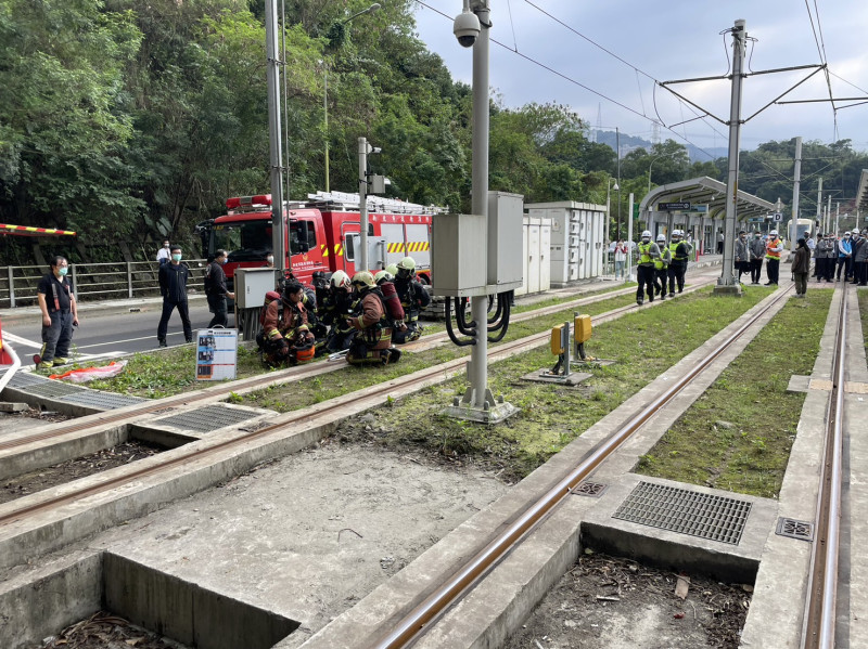 模擬演練消防隊整備救火。   圖：新北市捷運局提供