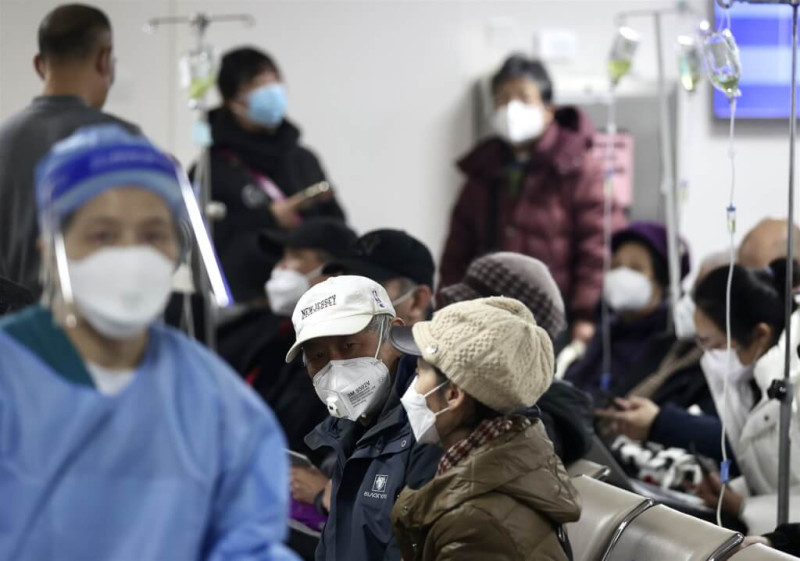 圖為去年12月27日患者在北京朝陽醫院發熱門診等候就診。   圖片來源/中新社