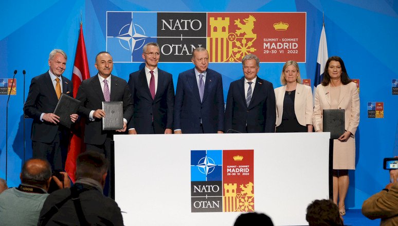 圖為2022年芬蘭、瑞典及土耳其在馬德里舉行的北約峰會期間簽署3方備忘錄。   圖片來源/NATO