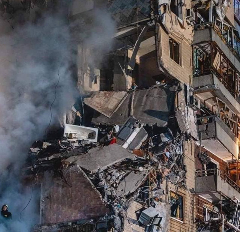 公寓受襲後，一名婦女正在瓦礫堆中等待救援。   圖: 翻攝自@Gerashchenko_en推特  
