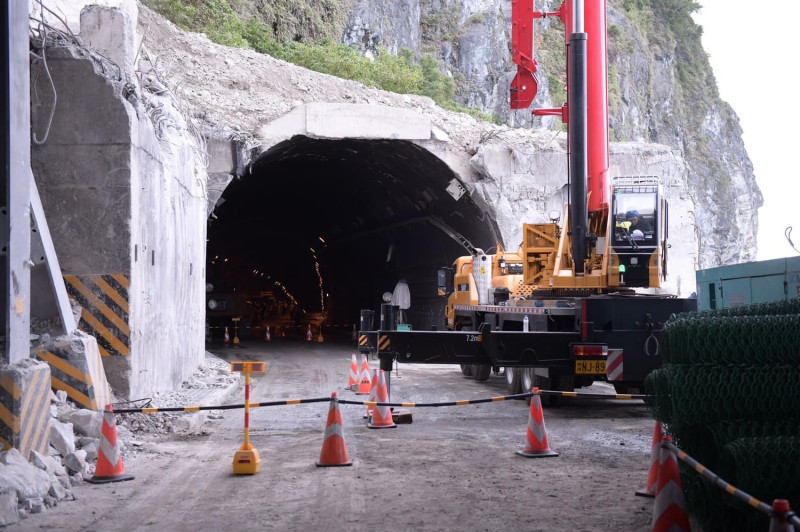 蘇花公路坍方，交通部公路總局正持續搶救。   圖：翻攝自傅崐萁臉書