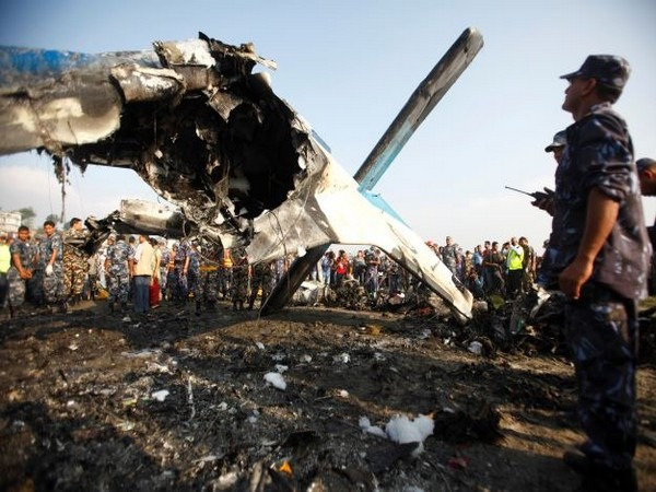 尼泊爾一架客機載乘72人，卻在剛起飛時90度大翻轉，導致機身墜毀，目前已30人死亡。   圖：翻攝自@manishkumarama Twitter