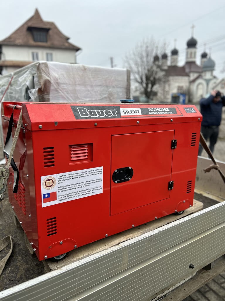 羅馬尼亞律師協會運用台灣捐款購買發電機，協助烏克蘭學生渡過寒冬。   圖：駐斯洛伐克代表處提供