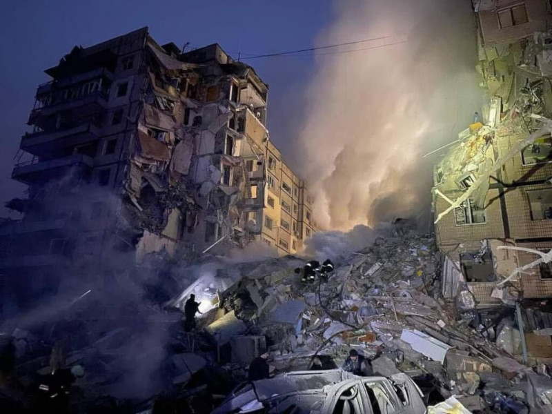 烏克蘭東部城市第聶伯羅一棟公寓14日遭俄羅斯飛彈擊中，死亡數已經增至30人。   圖：翻攝臉書