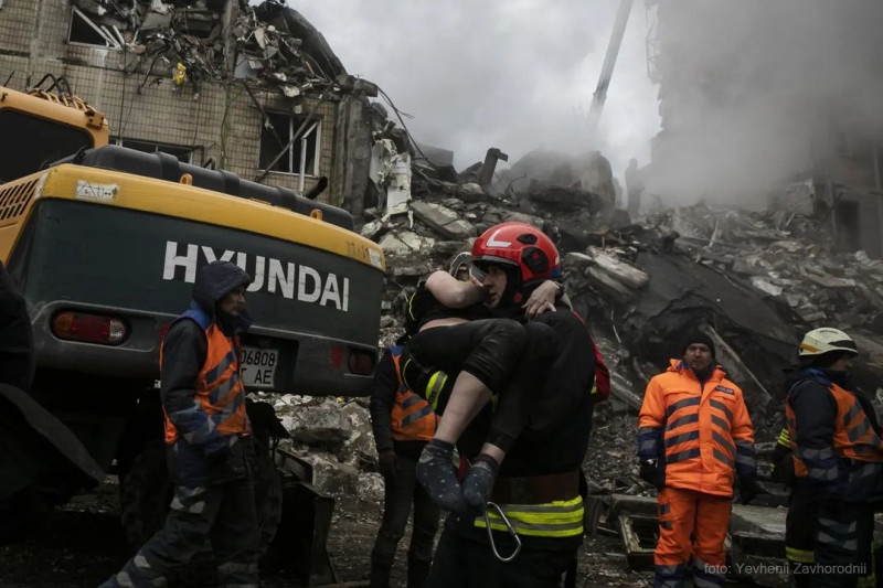 烏克蘭東部城市第聶伯羅一棟公寓14日遭俄羅斯飛彈擊中，6名兒童從廢墟當中被救出。   圖：翻攝臉書