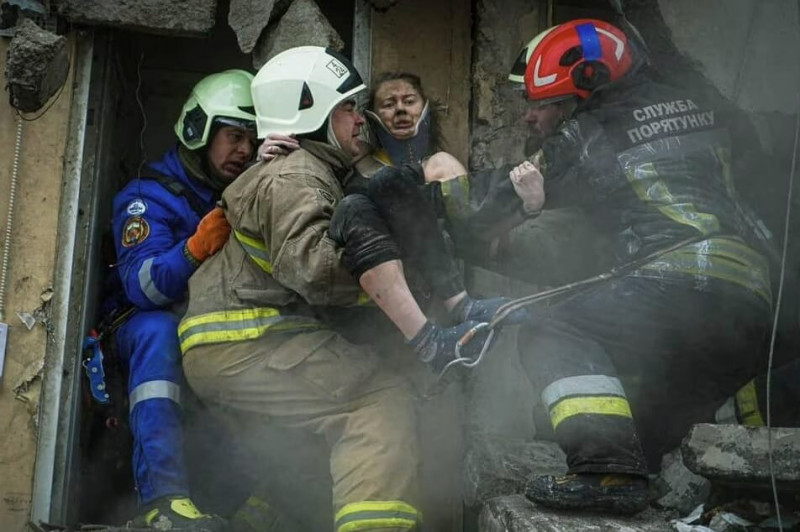 烏克蘭第聶伯羅一棟公寓14日遭俄羅斯飛彈擊中。圖為消防人員15日救出一名女子。   圖：翻攝自臉書