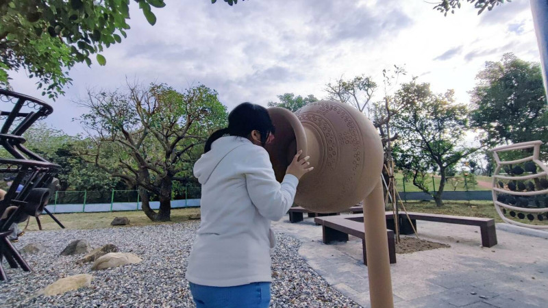 八里十三行文化公園周邊改善-陶罐造型傳聲裝置。   圖：新北市高灘處提供