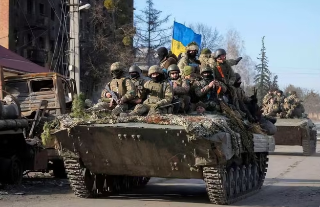 烏軍士兵乘坐裝甲車前進戰場。   圖 : 翻攝自14號觀察室