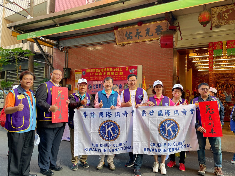 林耀長今日與基金會志工一同探視居住在海山里的王爺爺、瓊林里賴奶奶，除了向長輩拜早年，致贈市府的兔年春聯，也將豐富年菜組合送到長輩手中。   圖：新莊區公所提供