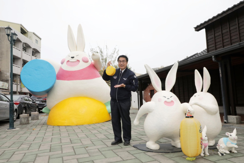 為迎接明年兔年，月之美術館也帶來不同藝術型態的兔子，陪遊客合影。   圖：黃博郎／攝