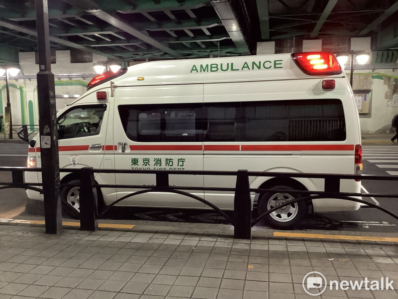 日本在街頭徘徊而找不到收容醫院的救護車比比皆是。   圖：劉黎兒攝