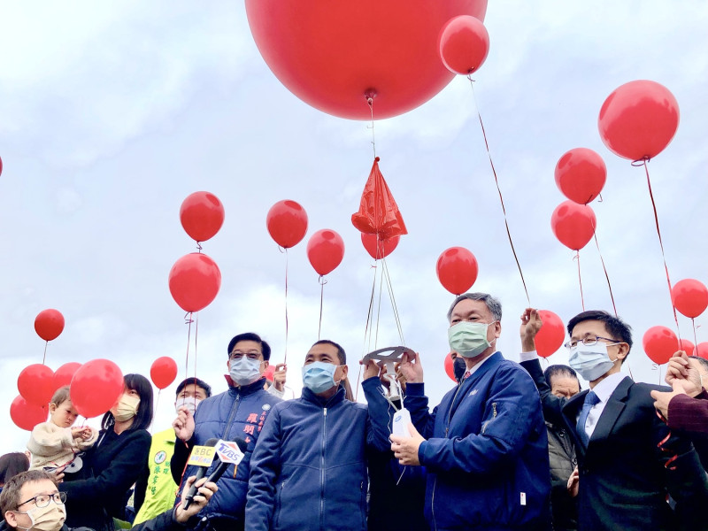 新北市長侯友宜（中）和中央氣象局長鄭明典（右二）、營建署組長王武聰（右一），立法委員羅明才（中左），在中央氣象局檢測中心啟用後，於現場施放高空氣球，觀測高空氣象。   圖：新北市工務局提供