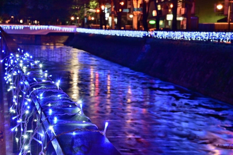 螢光閃閃的燈飾於每日17時30分至22時亮燈。台中市政府水利局/提供。