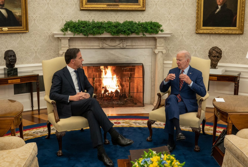 美國總統拜登（Joe Biden，右） 17 日在白宮會見荷蘭首相呂特（Mark Rutte，左）。   圖：翻攝自呂特推特