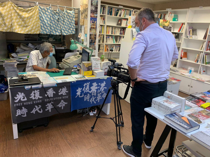 加拿大駐台記者菲利普·勒布朗（Philippe Leblanc）訪問銅鑼灣書店老闆林榮基。   圖：翻攝自勒布朗推特（資料照）