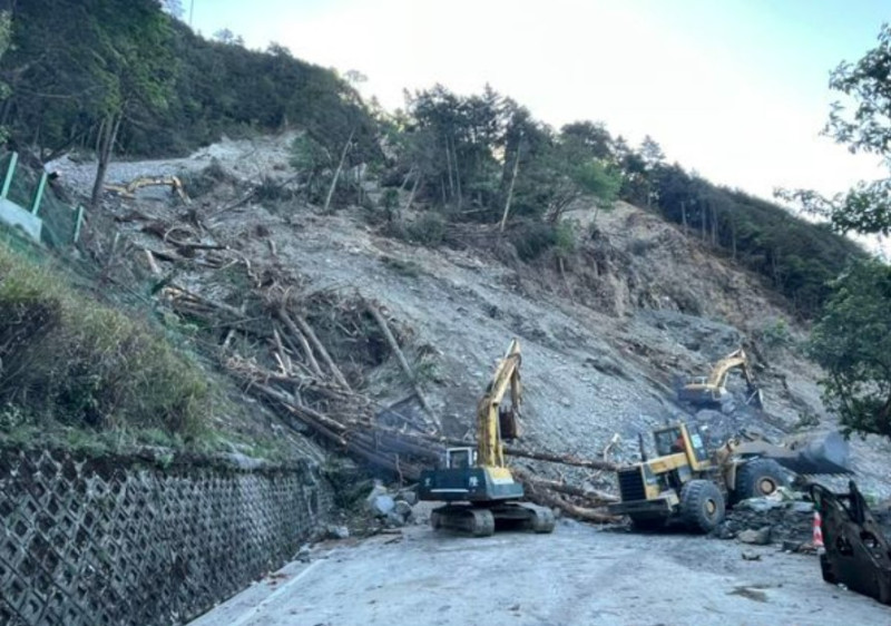 台8線中橫公路117.4k關原段去年4月大規模坍方，至今已整修8、9個月仍未完工。   圖：公路總局／提供（資料照）