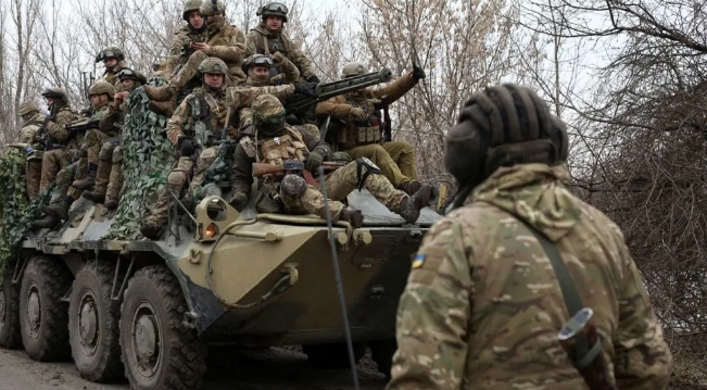 烏克蘭軍隊乘坐裝甲車準備前往巴赫穆特。   圖 : 翻攝自4號評論員