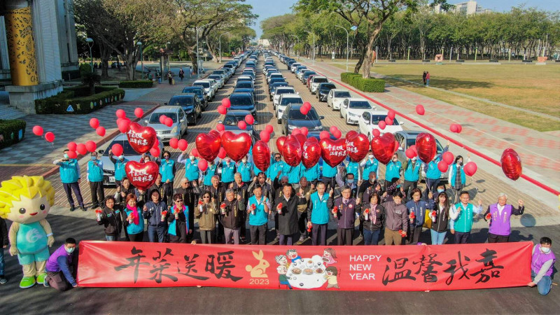 嘉義縣政府結合民間力量，動員百輛以上車輛，暖心送年菜給弱勢民眾。   圖：嘉義縣政府/提供