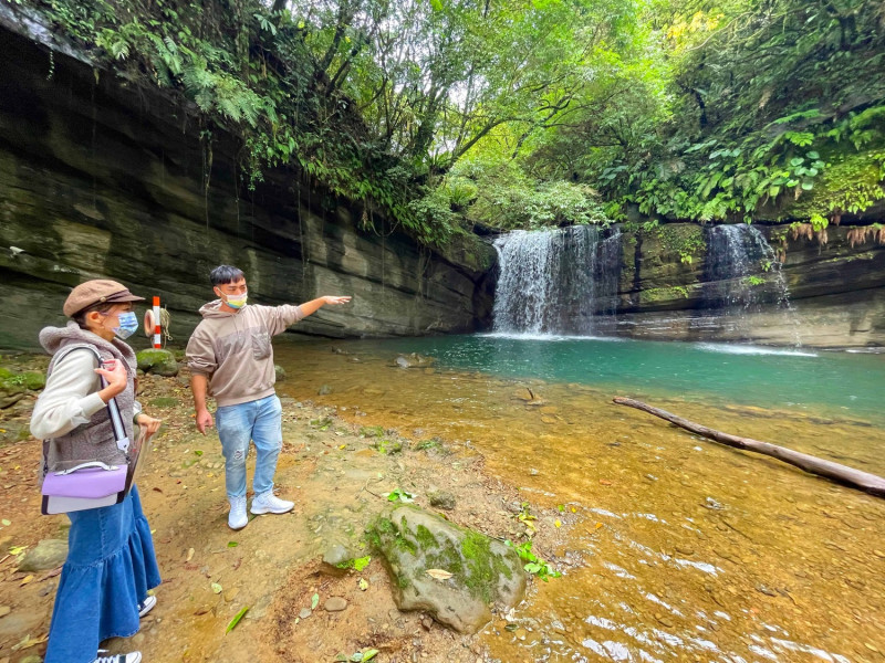 十分體驗遊中走訪望古瀑布。   圖：部落客寶寶溫旅行親子生活提供