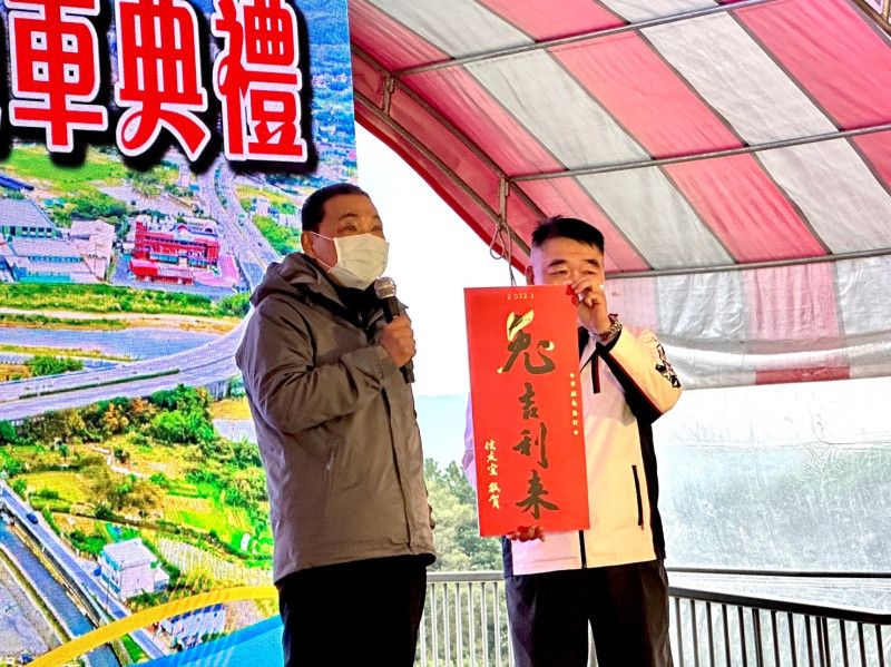 侯友宜主持金山磺溪四十號橋通車典禮，並預祝鄕親新年快樂「兔吉利來」！   圖：新北市工務局提供