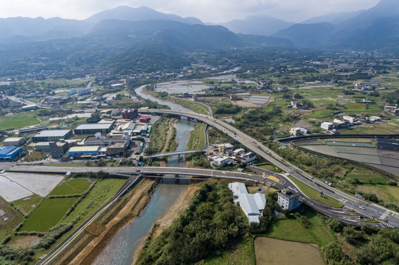 剛完工於今天啟用的金山磺溪四十號橋橋面及空拍照。   圖：新北市工務局提供