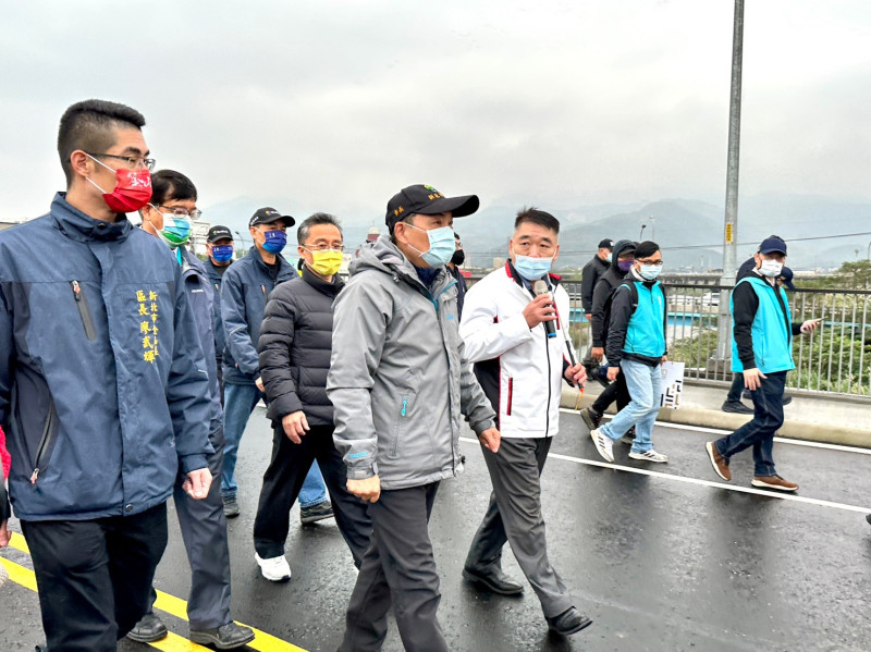 養工處長馮兆麟（右），向侯友宜（中）介紹剛完工的金山磺溪四十號橋工程特色，工務局副局長郭副傑和金山區長廖武輝陪同。   圖：新北市工務局提供