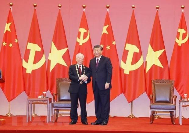 去年10月底，越南總書記阮富仲 (左) 成為「中共二十大後第一個訪中的外國領導人」，和習近平舉行會談。   圖：翻攝矢板明夫俱樂部 Yaita Akio臉書