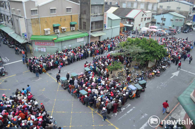 購買福義軒蛋捲的排隊人潮，已經成了嘉義市獨特的街景之一。   圖：蔡坤龍/攝（資料照）