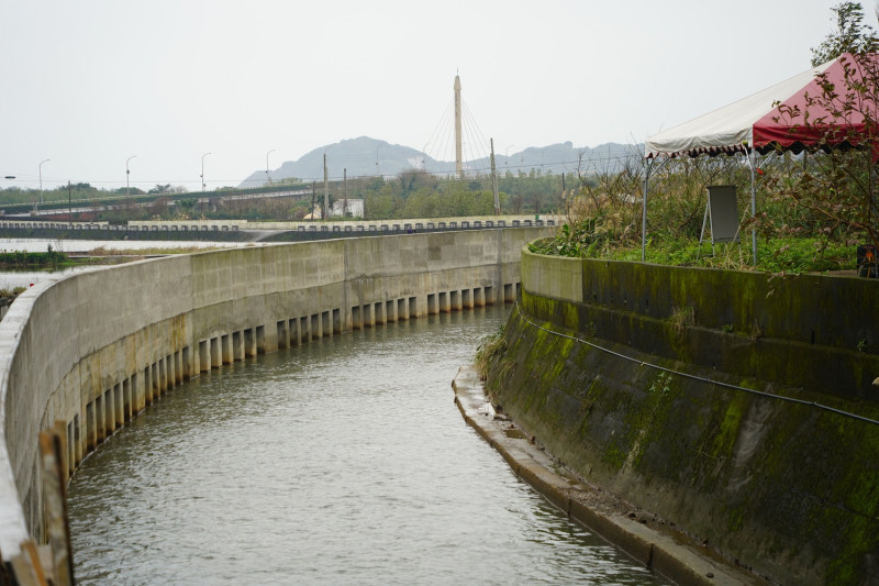 「金山清水溪排水改善工程」將於2月份完工，將排水瓶頸段打通，讓在地居民擺脫淹水之苦。   圖：新北市水利局提供