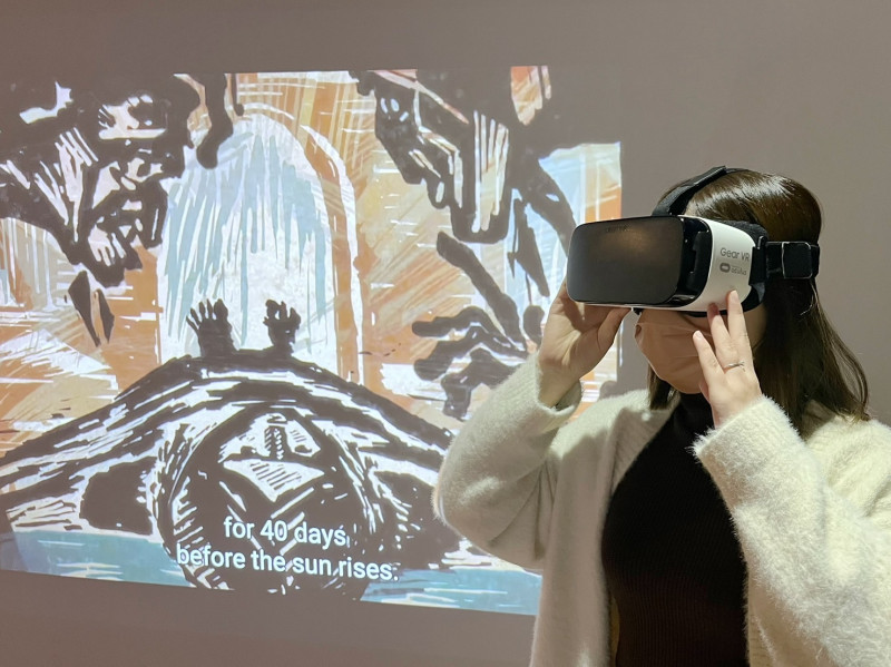 民眾於府中15「VR電影特展：從看電影到被電影環抱」體驗VR電影。   圖：新北市文化局提供