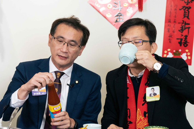 民進黨立委鄭運鵬、張廖萬堅測試東泉辣椒醬搭牛奶的滋味。   圖：蘇巧慧辦公室提供