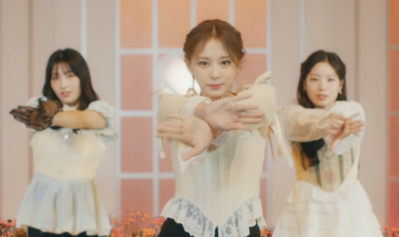 南韓女團TWICE的台籍成員子瑜登上新曲的副歌中間位，粉絲嗨翻。   圖：翻攝自JYP娛樂YT頻道