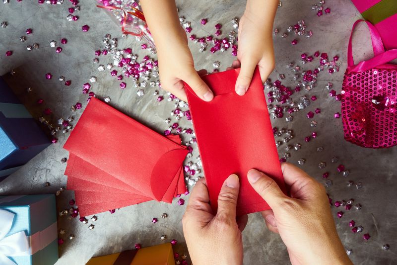發紅包是農曆新年的重頭戲之一，不過除了不能包單數之外，包紅包其實還有許多眉角。   示意圖／取自Shutterstock