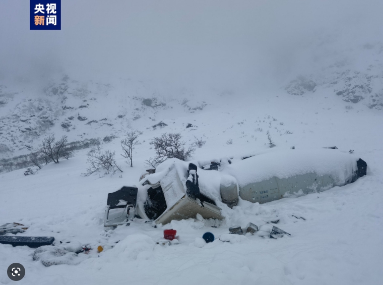 米林縣派鎮至墨脫公路多雄拉隧道出口發生雪崩，導致人員和車輛被困。至少有8人不幸罹難。   圖 : 翻攝自央視新聞