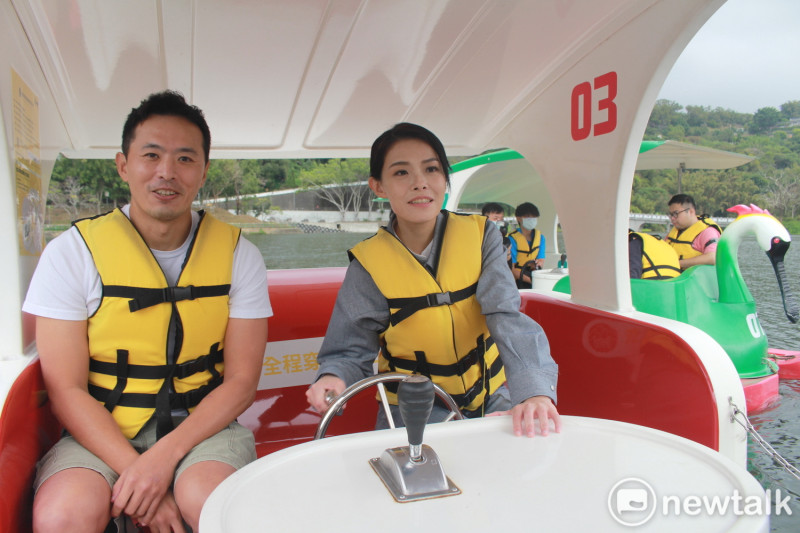 新竹市長高虹安在青草湖嘗試駕駛電動天鵝船。   圖：周煊惠 / 攝