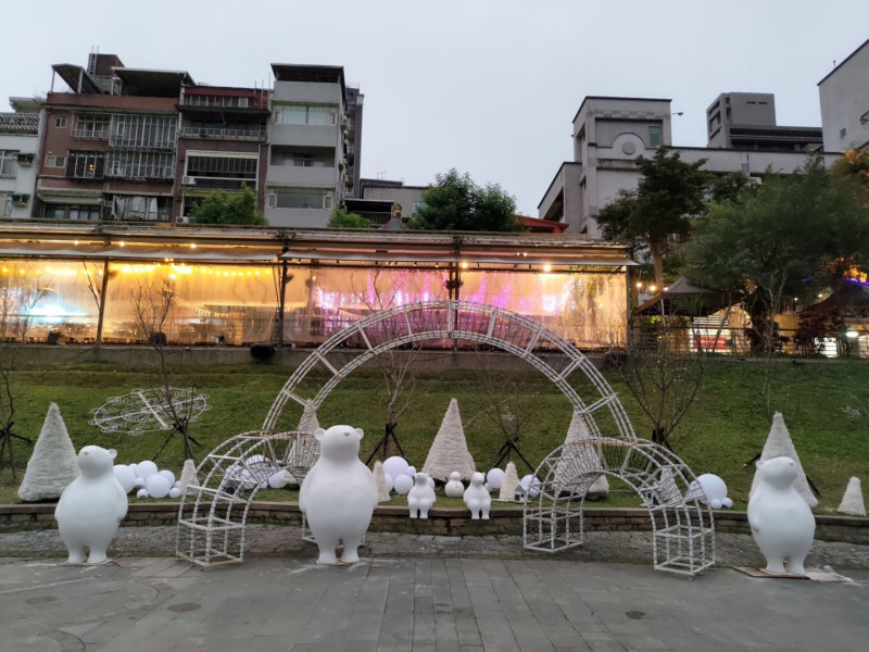 熊卡哇伊的裝置來到碧潭，打造北歐童話風景，白天夜晚有不同風情（白天）。   圖：新北市觀旅局提供