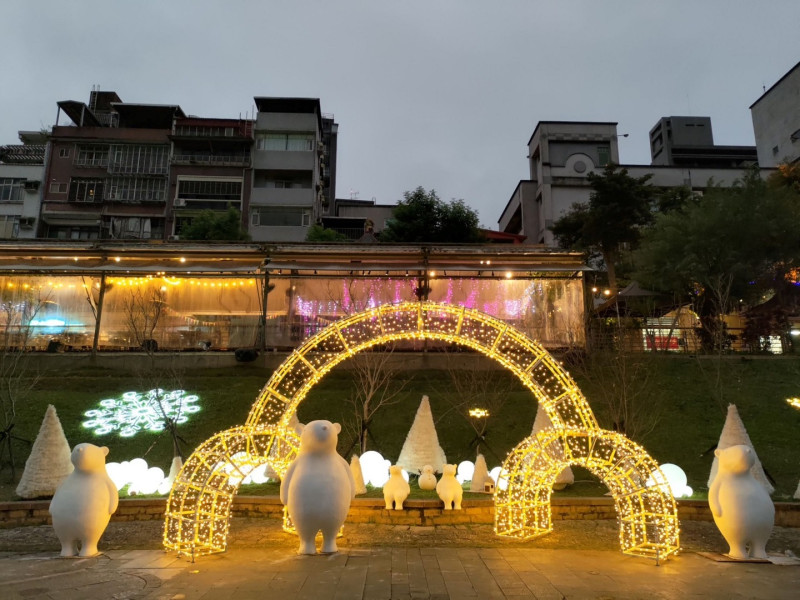 熊卡哇伊的裝置來到碧潭，打造北歐童話風景，白天夜晚有不同風情（夜間）。   圖：新北市觀旅局提供