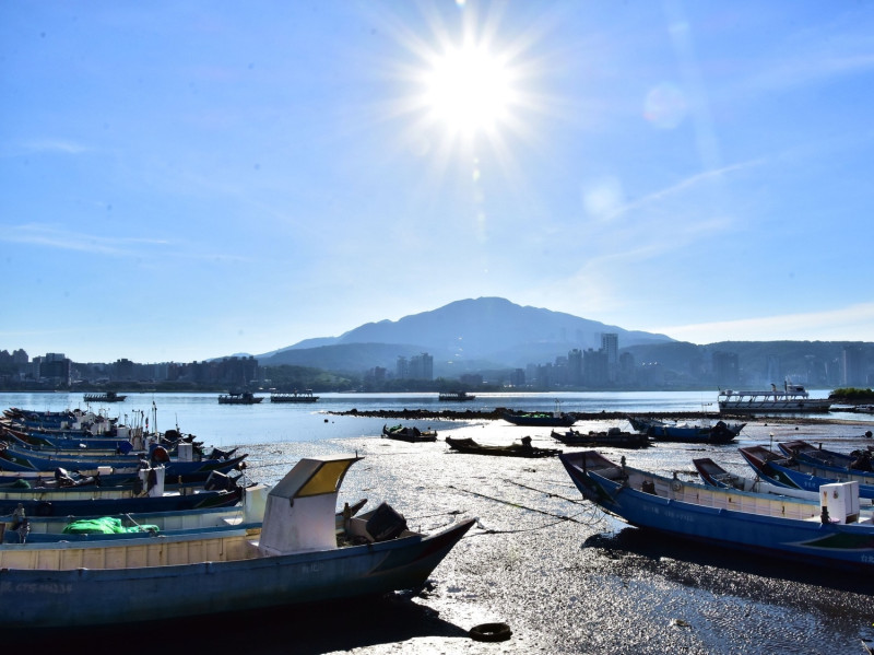 停泊在淡水出海口南岸的舢舨船。   圖：十三行博物館提供