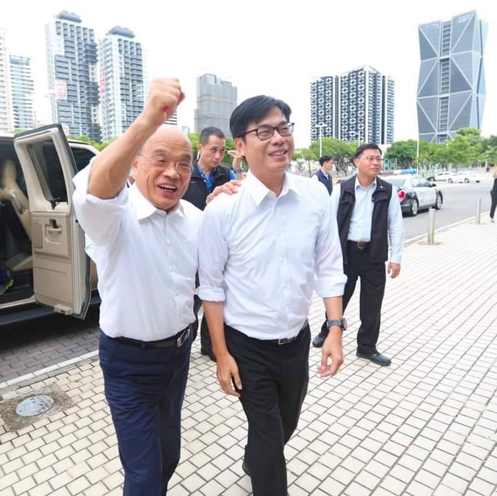 蘇貞昌(左)被陳其邁稱讚是最照顧高雄的行政院長。   圖：翻攝陳其邁臉書