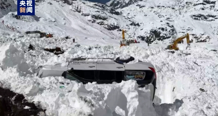 西藏林芝派墨公路上的多雄拉隧道發生雪崩意外。多輛汽車慘遭活埋，低溫加上缺氧導致28人身亡。   圖 : 翻攝自央視新聞