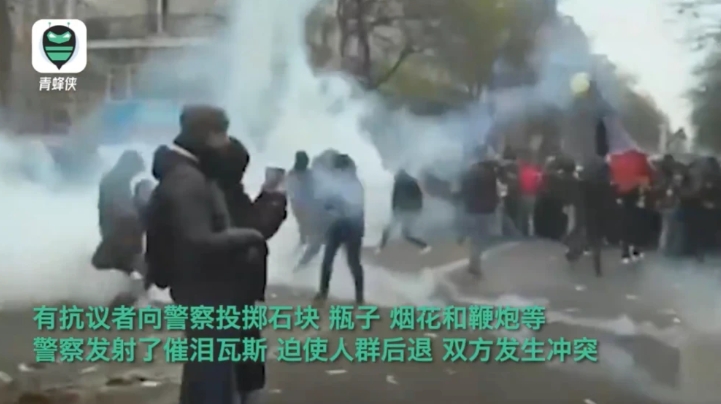 法國大罷工抗議，民眾以汽油彈、石塊丟向警方，警方還以催淚瓦斯。 圖 : 影片截圖