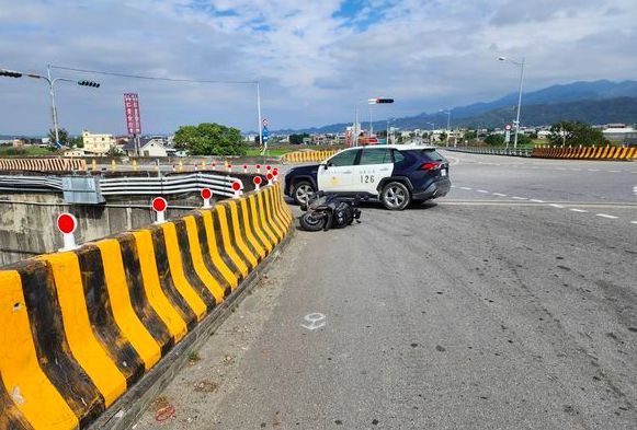 ▲1名26歲的黎姓男子騎機車，行經苗栗縣東西向快速道路台72線、客屬大橋路口，由於不明原因自撞路邊護欄，撞擊力道猛烈，黎男當場飛越護欄，摔落約9公尺、約3層樓高的平面道路上，機車則留在路面。（圖／翻攝畫面）   