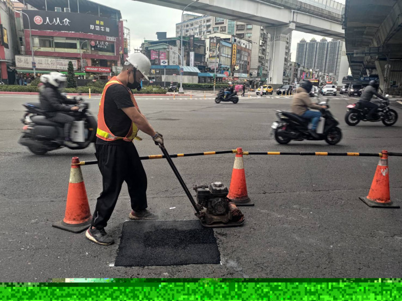 農曆春節10天假期，新北市道路維護不打烊。   圖：新北市工務局/提供