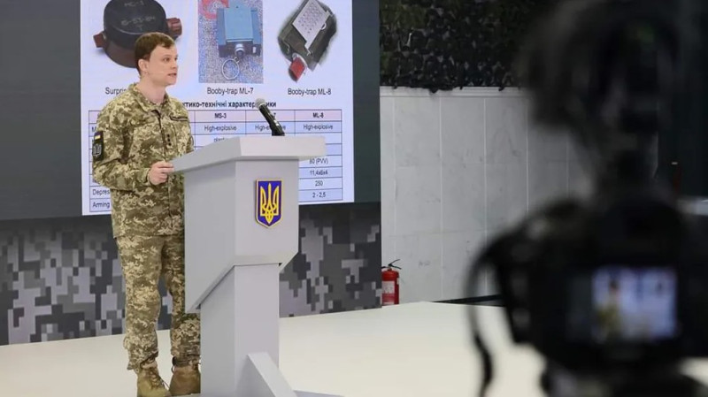 烏克蘭參謀總部19日舉行記者會揭露俄軍的詭雷陷阱。   圖：翻攝烏克蘭參謀總部推特