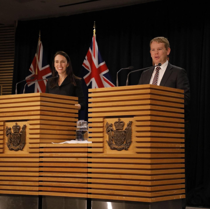 紐西蘭的工黨指出，曾任COVID-19防疫部長、現任教育和警察部長的希金斯（右）將接替阿爾登（左）成為新任總理。   圖：取自Chris Hipkins MP臉書