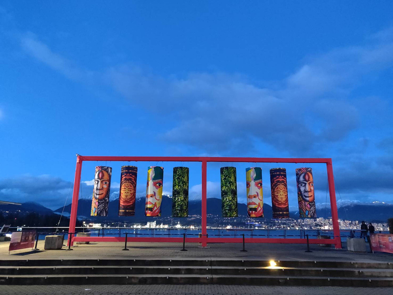 台灣原住民藝術家瓦歷斯·拉拜和阿瀨偕同加拿大原住民藝術家，一起用人臉影像創作大型燈籠。   圖：中央社／加拿大亞裔活動協會提供